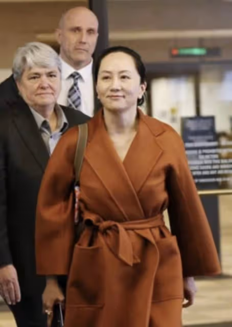 孟晚舟罕見與網紅合影，瘦成錐子臉模樣認不出，顏值驚艷疑做醫美