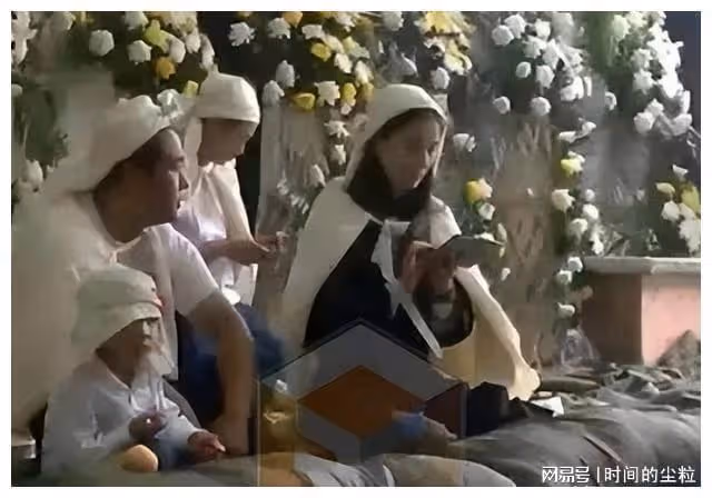最壕星女郎隱忍8年罵名,換一年兩億零花錢,曾當眾跪拜趙本山
