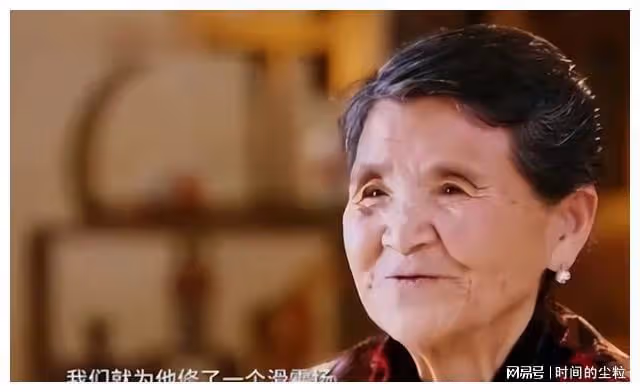 最壕星女郎隱忍8年罵名,換一年兩億零花錢,曾當眾跪拜趙本山