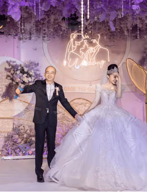 巨興茂小15歲嬌妻生產在即!曬孕婦照秀好身材,手托孕肚笑容幸福