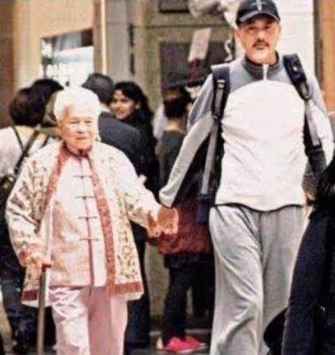 孝順的好典範,周潤發每週牽98歲老母,膝下無子決定:走後200億身家全捐出
