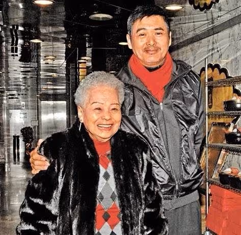孝順的好典範,周潤發每週牽98歲老母,膝下無子決定:走後200億身家全捐出