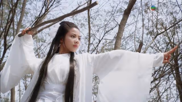 TVB仙氣女神露玉背迎30歲,現實中家底豐厚,自己創業開兩店