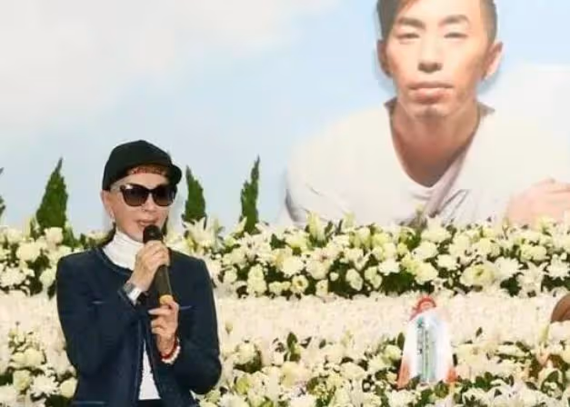 73歲夏台鳳台北趕集買年貨,逛路邊攤無人識,獨子患癌已去世8年