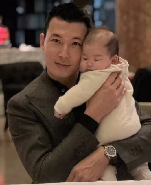 朱珠老公分享全家福和女兒成長記錄，感慨拿青春換她的童年很欣慰