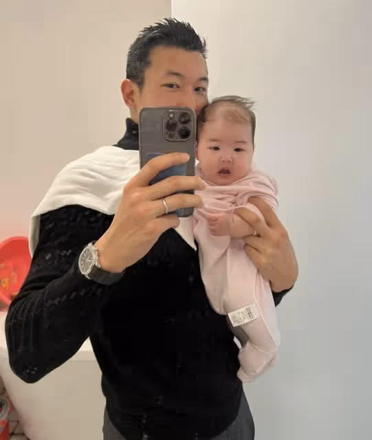 朱珠老公分享全家福和女兒成長記錄，感慨拿青春換她的童年很欣慰