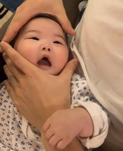 朱珠老公分享全家福和女兒成長記錄，感慨拿青春換她的童年很欣慰