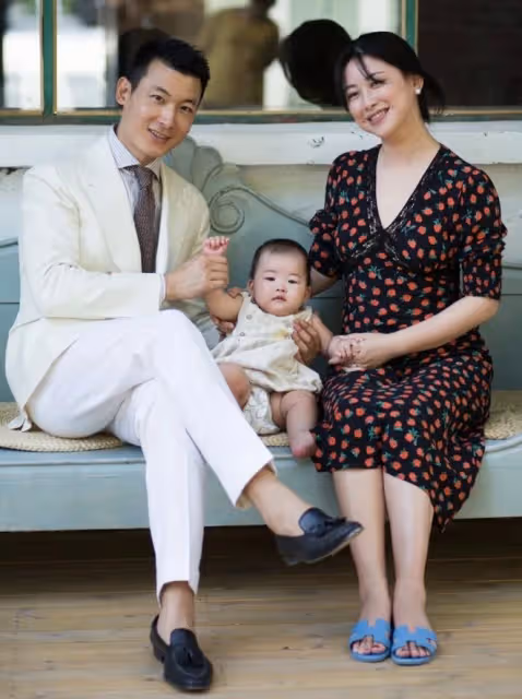 朱珠老公分享全家福和女兒成長記錄，感慨拿青春換她的童年很欣慰