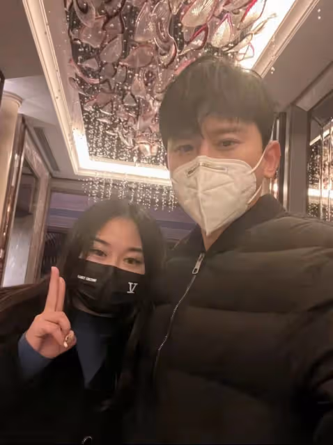 張傑舉止惹爭議!和女粉絲私下合照被指太親密,女方靠其懷中甜笑