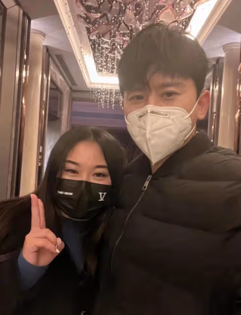 張傑舉止惹爭議!和女粉絲私下合照被指太親密,女方靠其懷中甜笑