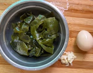 裙帶菜煎蛋湯，好喝低脂，五分鐘快手湯