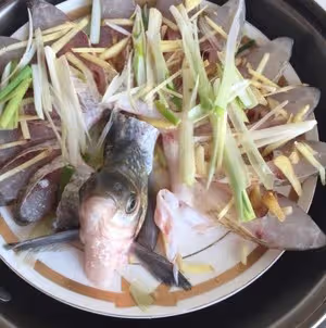 孔雀開屏富貴魚