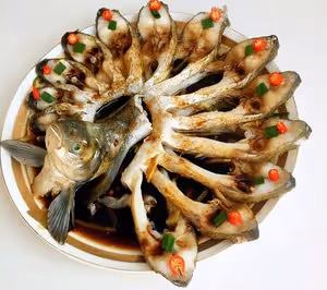 孔雀開屏富貴魚