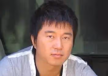 47歲滿文軍滿頭白髮憔悴不堪,被曝光與23歲女兒21年不見
