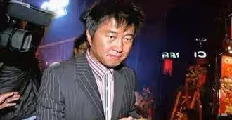 47歲滿文軍滿頭白髮憔悴不堪,被曝光與23歲女兒21年不見