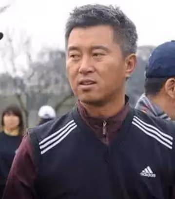 47歲滿文軍滿頭白髮憔悴不堪,被曝光與23歲女兒21年不見
