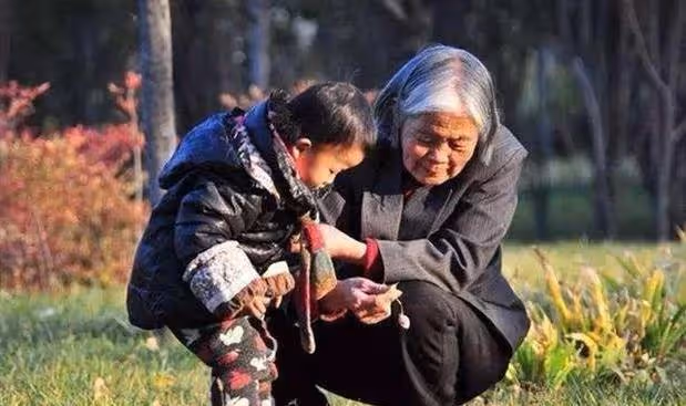 不帶孩子,每月貼兒媳三千,和老伴旅遊半月回家後發現兒媳換鎖