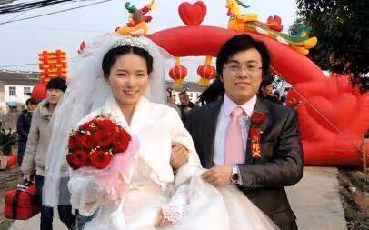 兒媳回鄉下幫婆婆掰玉米,婆婆不讓她幹活,打開衣櫃兒媳留下三萬