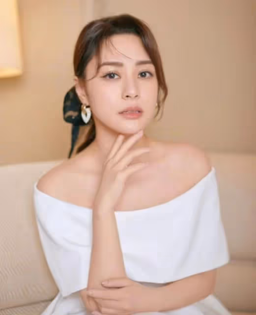 持續暴瘦!香港知名女星近照驚現排骨胸,極速瘦身重回出道巔峰