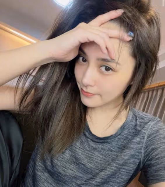 持續暴瘦!香港知名女星近照驚現排骨胸,極速瘦身重回出道巔峰
