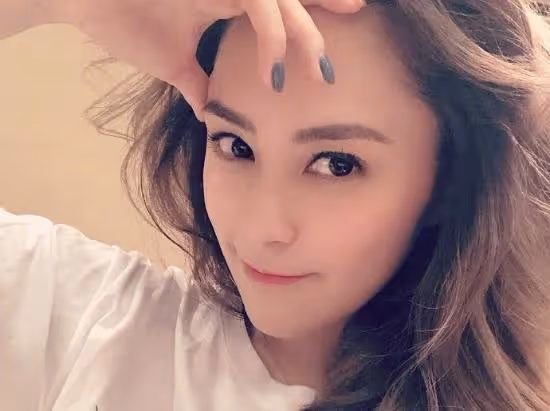 持續暴瘦!香港知名女星近照驚現排骨胸,極速瘦身重回出道巔峰