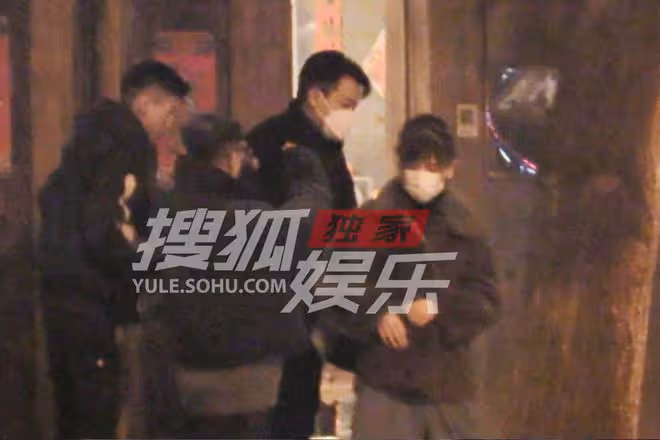 劉愷威李曉峰外出聚餐,李曉峰全程捂小腹疑懷孕,劉愷威貼身保護
