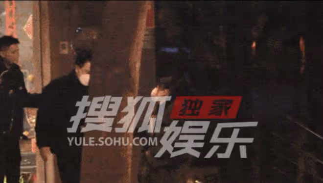 劉愷威李曉峰外出聚餐,李曉峰全程捂小腹疑懷孕,劉愷威貼身保護