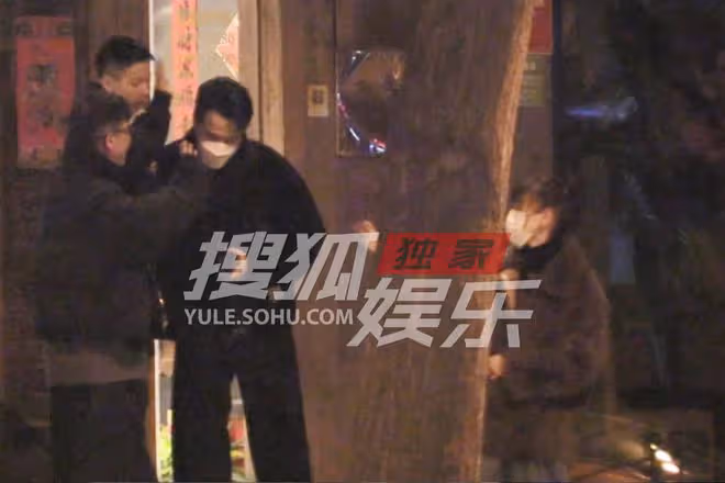 劉愷威李曉峰外出聚餐,李曉峰全程捂小腹疑懷孕,劉愷威貼身保護