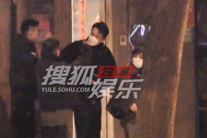劉愷威李曉峰外出聚餐,李曉峰全程捂小腹疑懷孕,劉愷威貼身保護