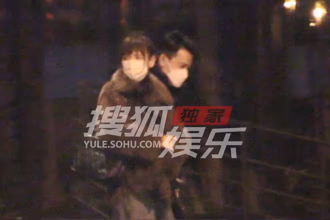 劉愷威李曉峰外出聚餐,李曉峰全程捂小腹疑懷孕,劉愷威貼身保護