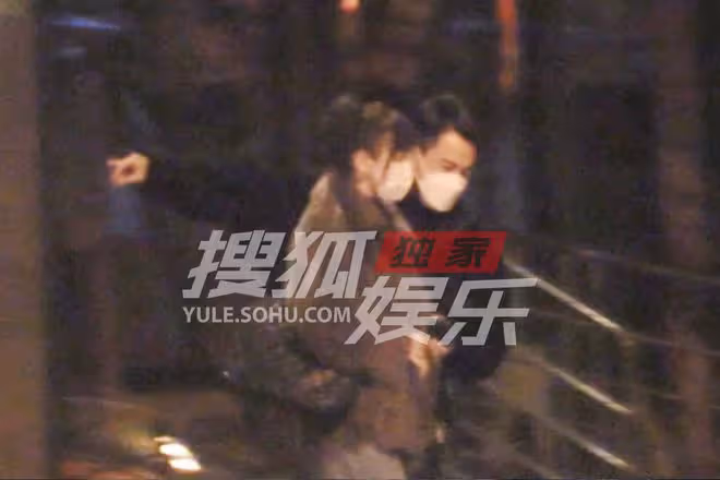 劉愷威李曉峰外出聚餐,李曉峰全程捂小腹疑懷孕,劉愷威貼身保護