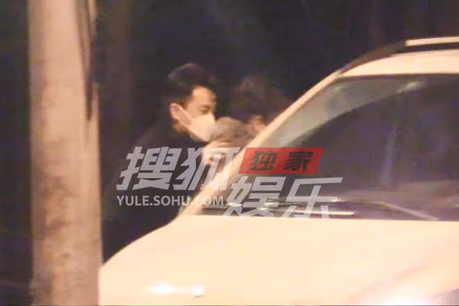 劉愷威李曉峰外出聚餐,李曉峰全程捂小腹疑懷孕,劉愷威貼身保護