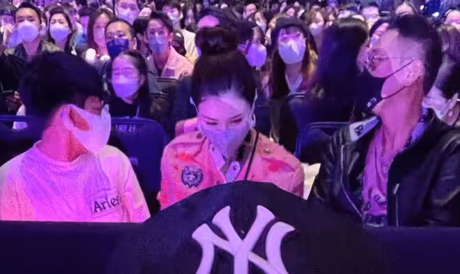 李嘉欣一家三口看演唱會，不受劉鑾雄爆料影響，與許晉亨仍恩愛