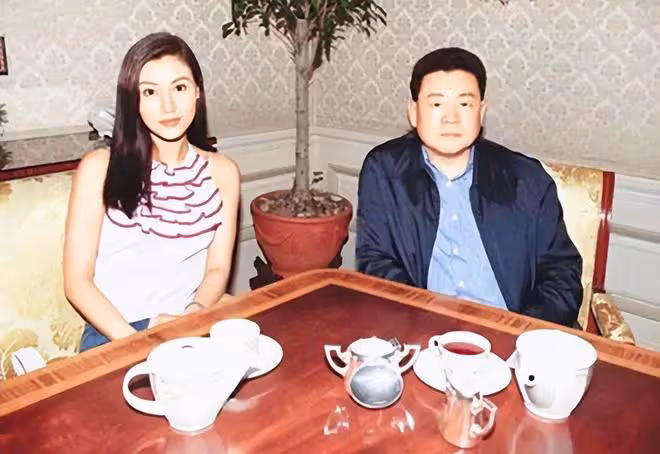 李嘉欣一家三口看演唱會，不受劉鑾雄爆料影響，與許晉亨仍恩愛