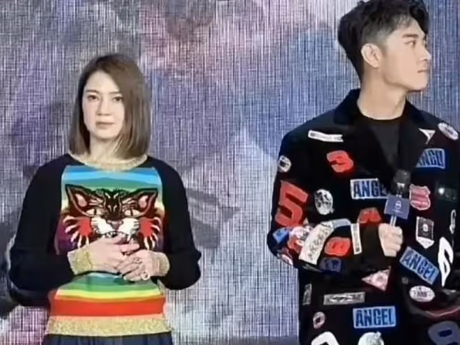 洪欣張丹峰最新露面，一個刻意躲避一個冷臉張望，倆人全程無交流