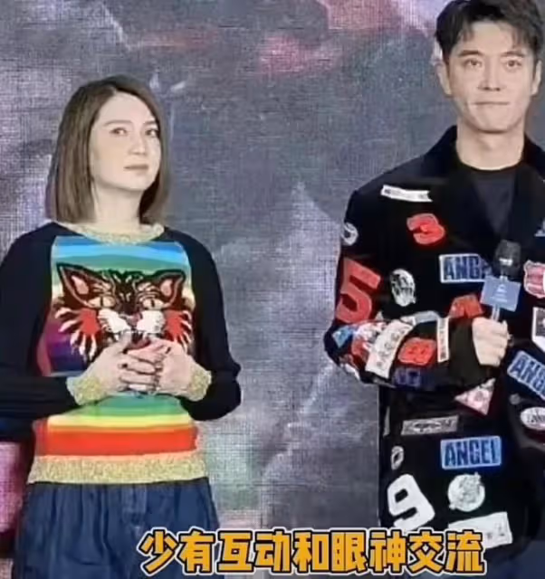 洪欣張丹峰最新露面，一個刻意躲避一個冷臉張望，倆人全程無交流