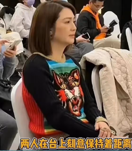 洪欣張丹峰最新露面，一個刻意躲避一個冷臉張望，倆人全程無交流