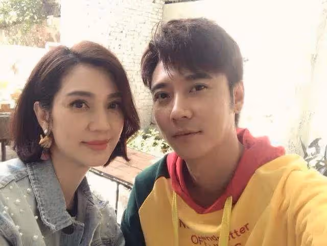 洪欣張丹峰最新露面，一個刻意躲避一個冷臉張望，倆人全程無交流
