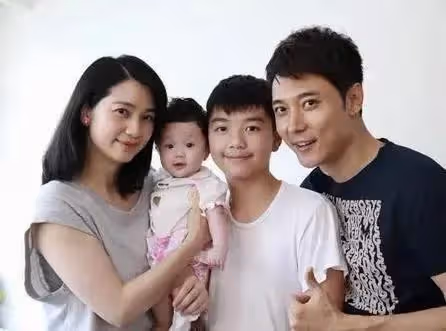 洪欣張丹峰最新露面，一個刻意躲避一個冷臉張望，倆人全程無交流