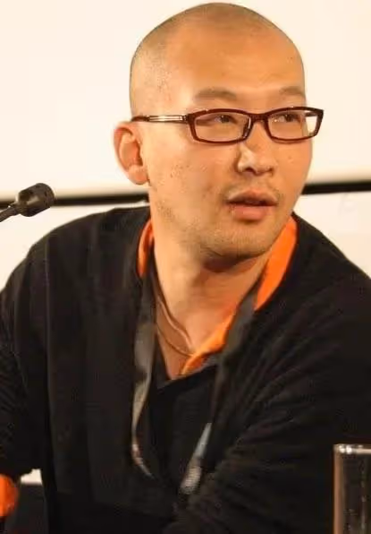 劉曉慶連發6個悲痛表情，惦念管虎突然離世的父親，兩人曾合作過