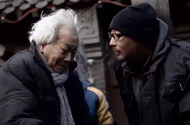 劉曉慶連發6個悲痛表情，惦念管虎突然離世的父親，兩人曾合作過