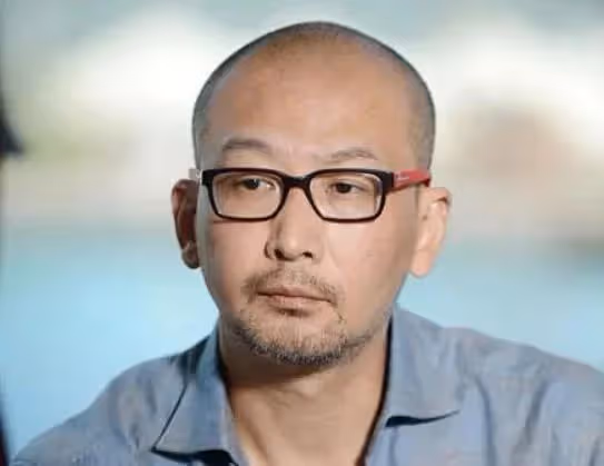劉曉慶連發6個悲痛表情，惦念管虎突然離世的父親，兩人曾合作過