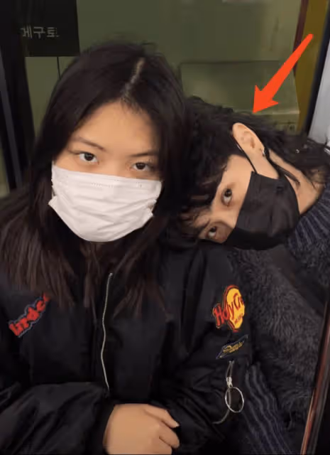 伊能靜兒子曬照，哈利將女生摟入懷中，臉貼臉親密合影無懼爭議