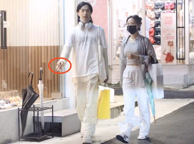 伊能靜兒子曬照，哈利將女生摟入懷中，臉貼臉親密合影無懼爭議