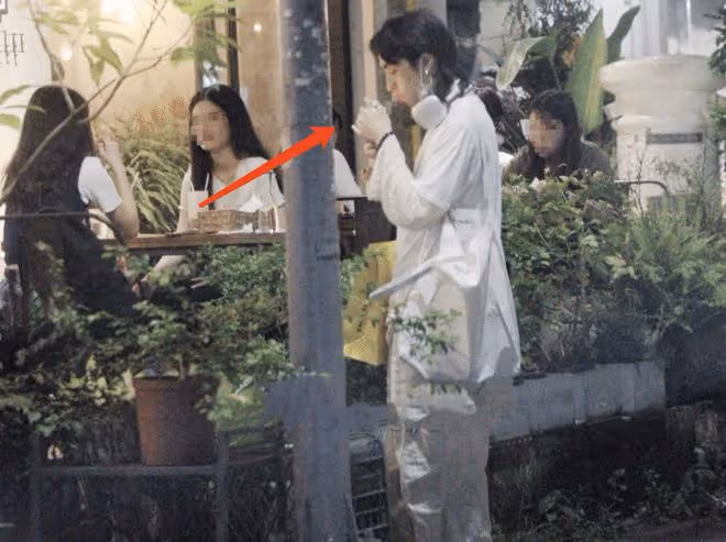 伊能靜兒子曬照，哈利將女生摟入懷中，臉貼臉親密合影無懼爭議