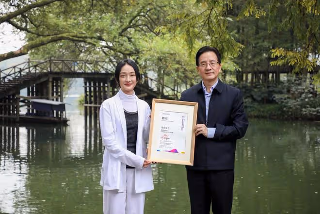 48歲周迅任杭州亞運會形象大使，出鏡推廣曲MV，漫遊西湖淡雅素凈