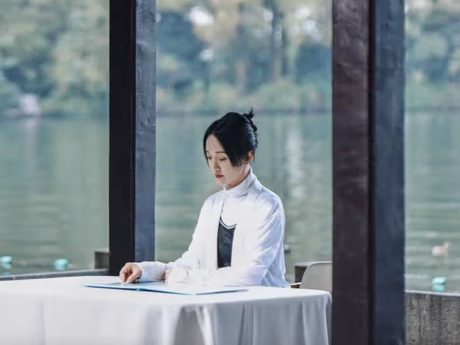 48歲周迅任杭州亞運會形象大使，出鏡推廣曲MV，漫遊西湖淡雅素凈