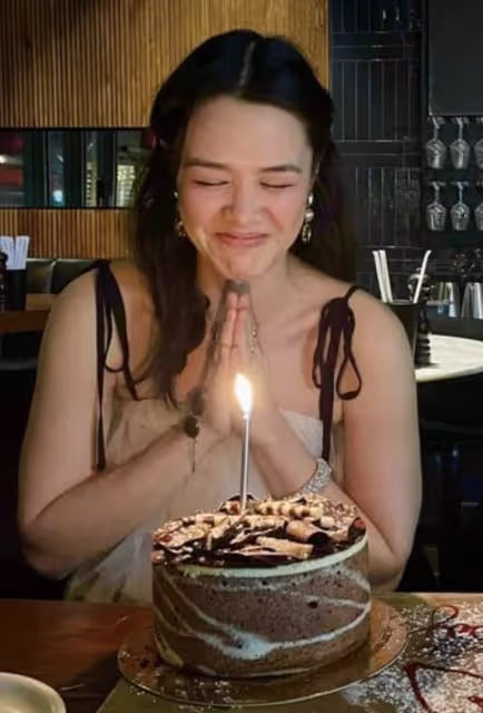 鍾麗緹大女兒慶祝25歲生日，在酒吧性感熱舞被男生圍繞，放飛自我