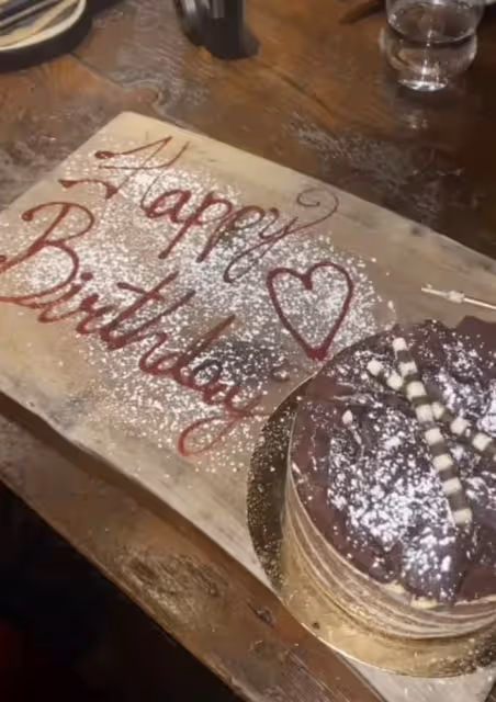 鍾麗緹大女兒慶祝25歲生日，在酒吧性感熱舞被男生圍繞，放飛自我