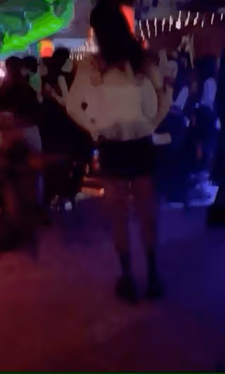 鍾麗緹大女兒慶祝25歲生日，在酒吧性感熱舞被男生圍繞，放飛自我